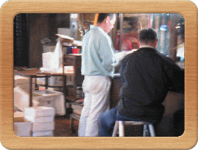 伝票を書いてます